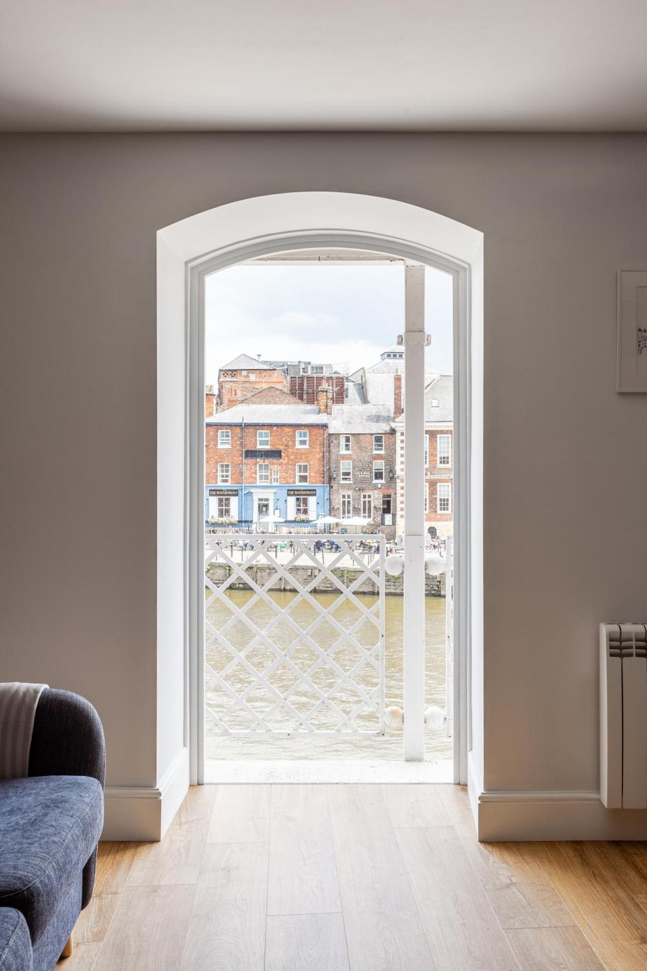 Luxury Apartment Woodsmill View - On The River - With Balcony - Recently Refurbished ヨーク エクステリア 写真